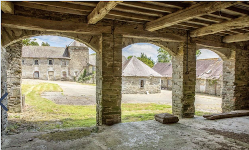 Farmhouse and courtyard for sale