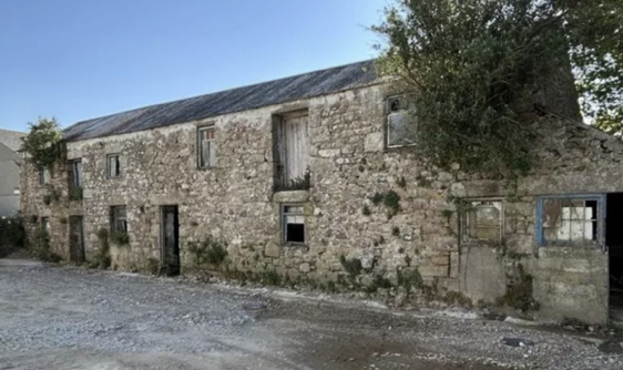 Barn
              for sale for redevelopment